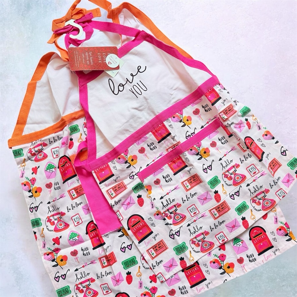Mommy and Me Valentine Fun with Love Matching Aprons NEW